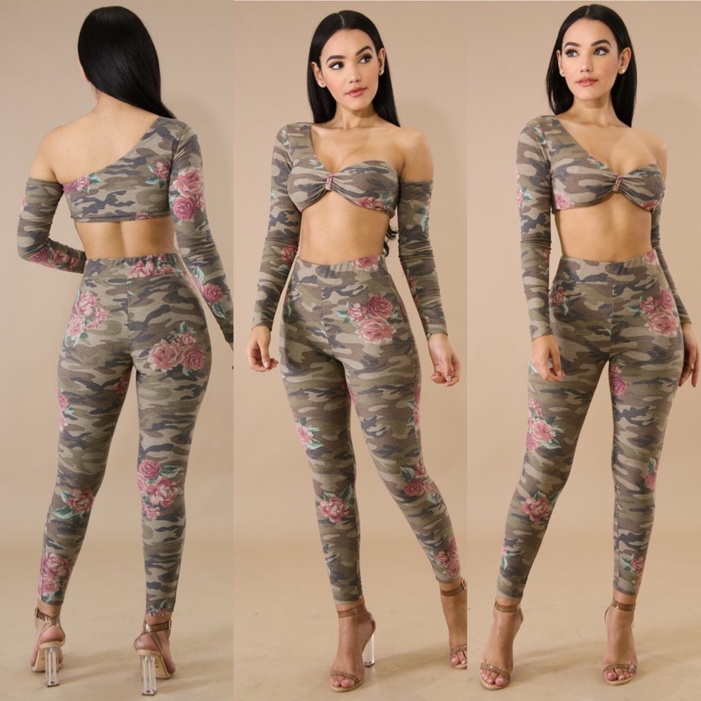 🚨Large Left🚨Camo Rose Top - Picture 2 of 5
